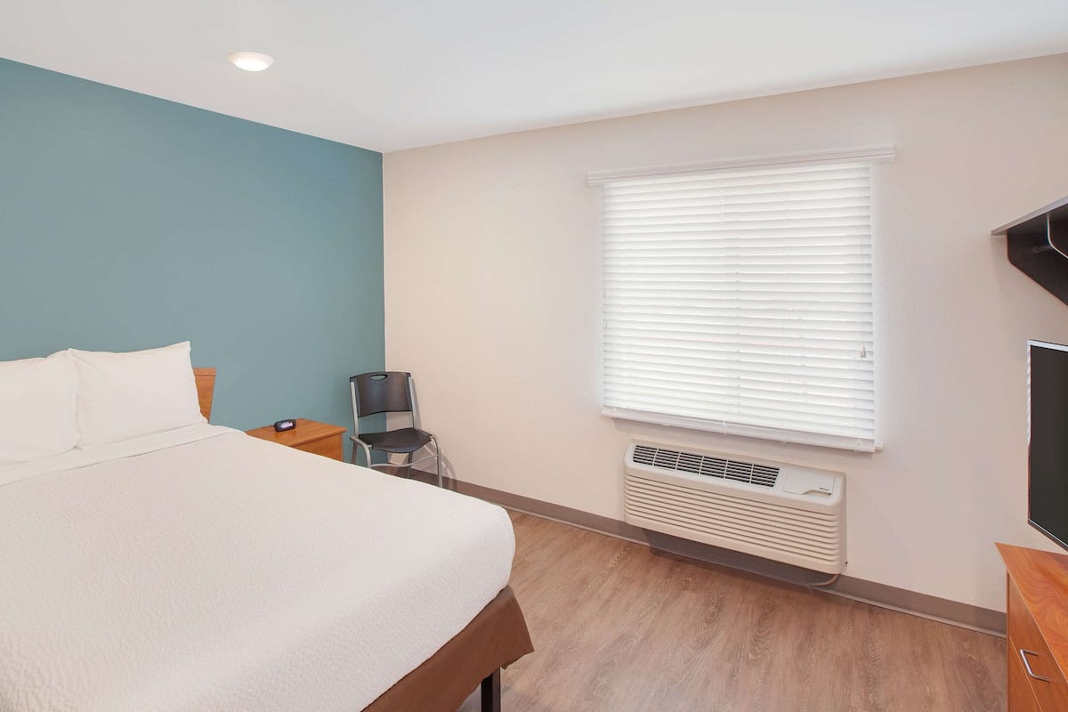 Desk, iron/ironing board, free WiFi, bed sheets