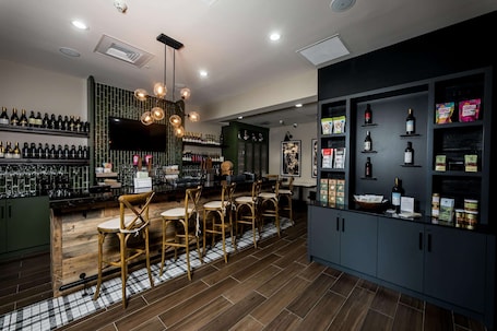 Bar (na propriedade). Hampton Inn and Suites Dobson