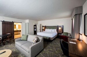 办公桌、笔记本电脑工作区、遮光窗帘、熨斗/熨衣板