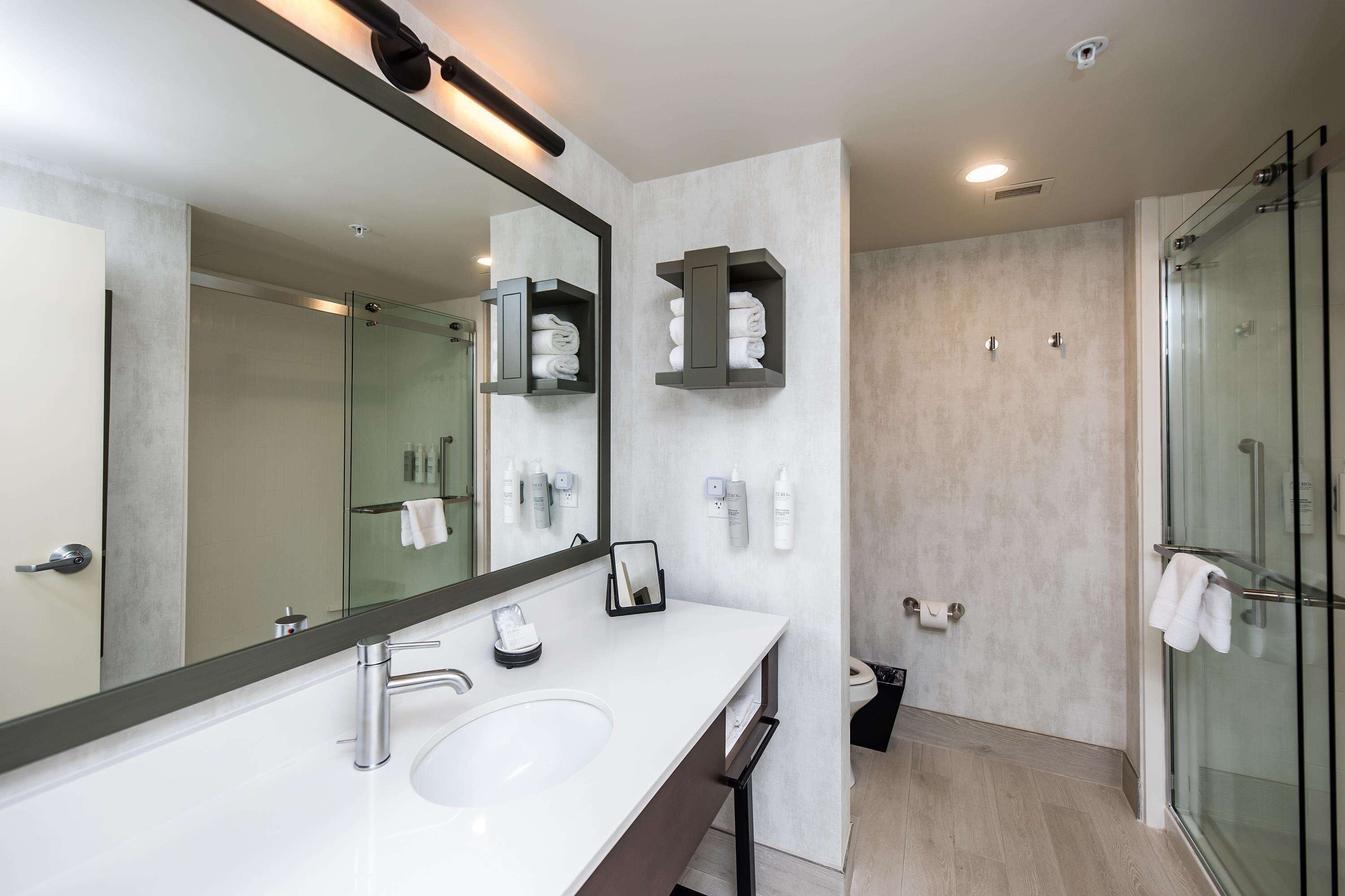 one king bed non smoking | bathroom shower