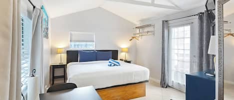 King Suite Pool View | 熨斗/熨衣板、免費無線上網、床單