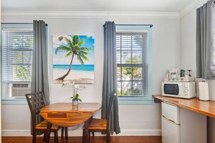 Coconut King | 起居区 | 32-英寸纯平电视 （配备有线频道）、电视