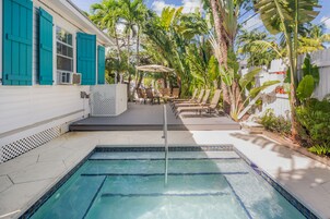 室外游泳池，日光浴躺椅