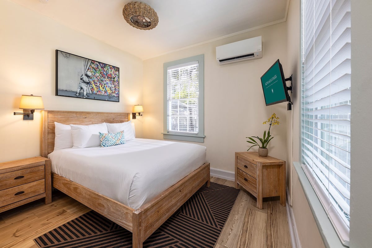 Standard Queen | Iron/ironing board, WiFi (free), bed sheets
