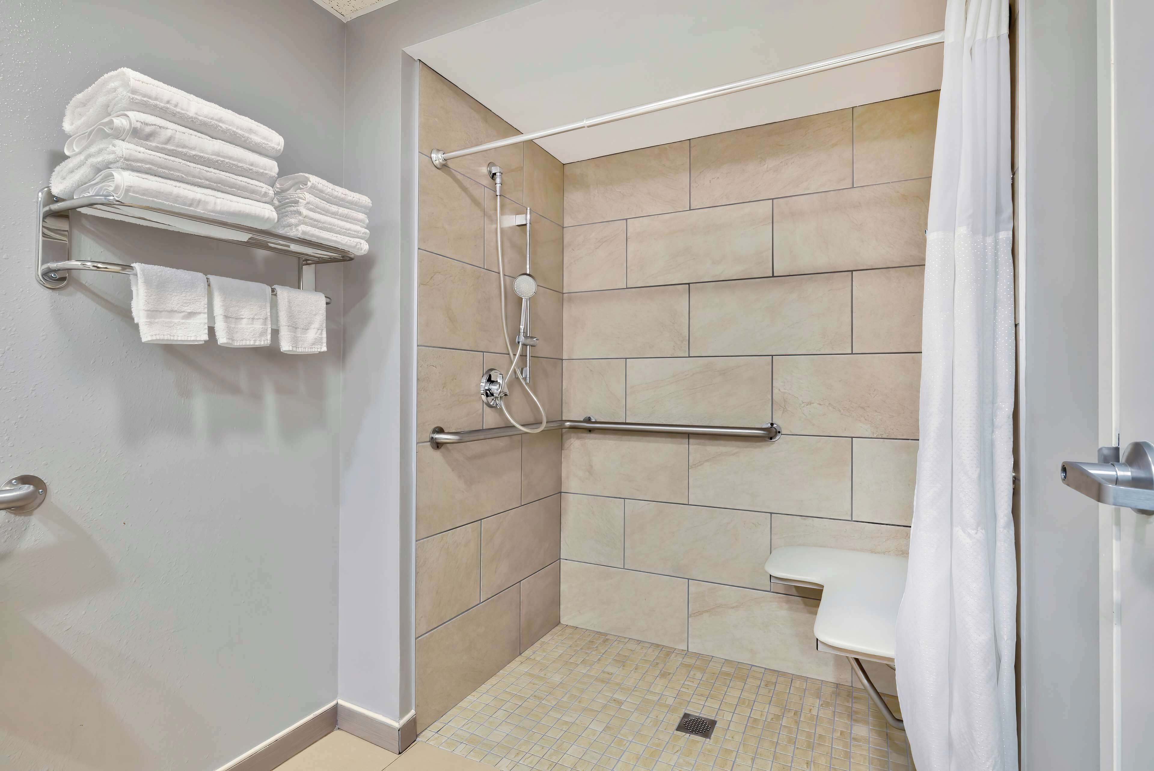 Combined shower/bathtub, free toiletries, hair dryer, towels