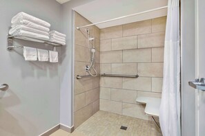 Ensemble douche/baignoire, articles de toilette gratuits, sèche-cheveux