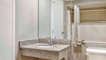 Combined shower/bathtub, free toiletries, hair dryer, towels