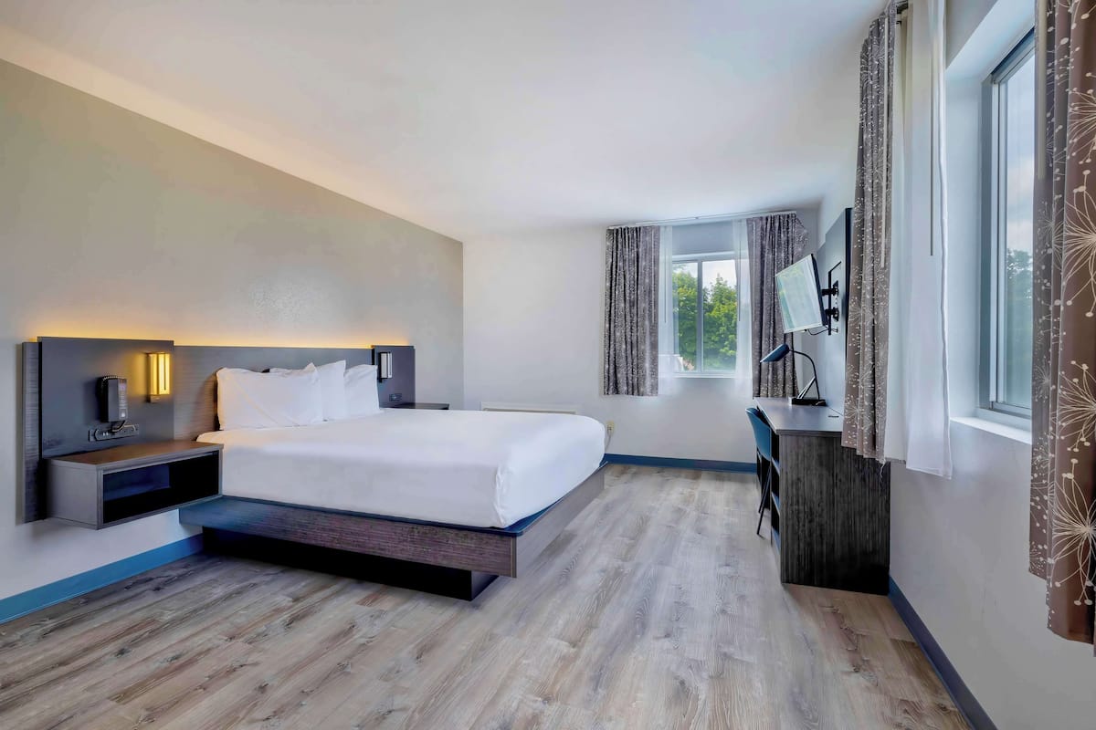 Escritorio, wifi gratis y ropa de cama