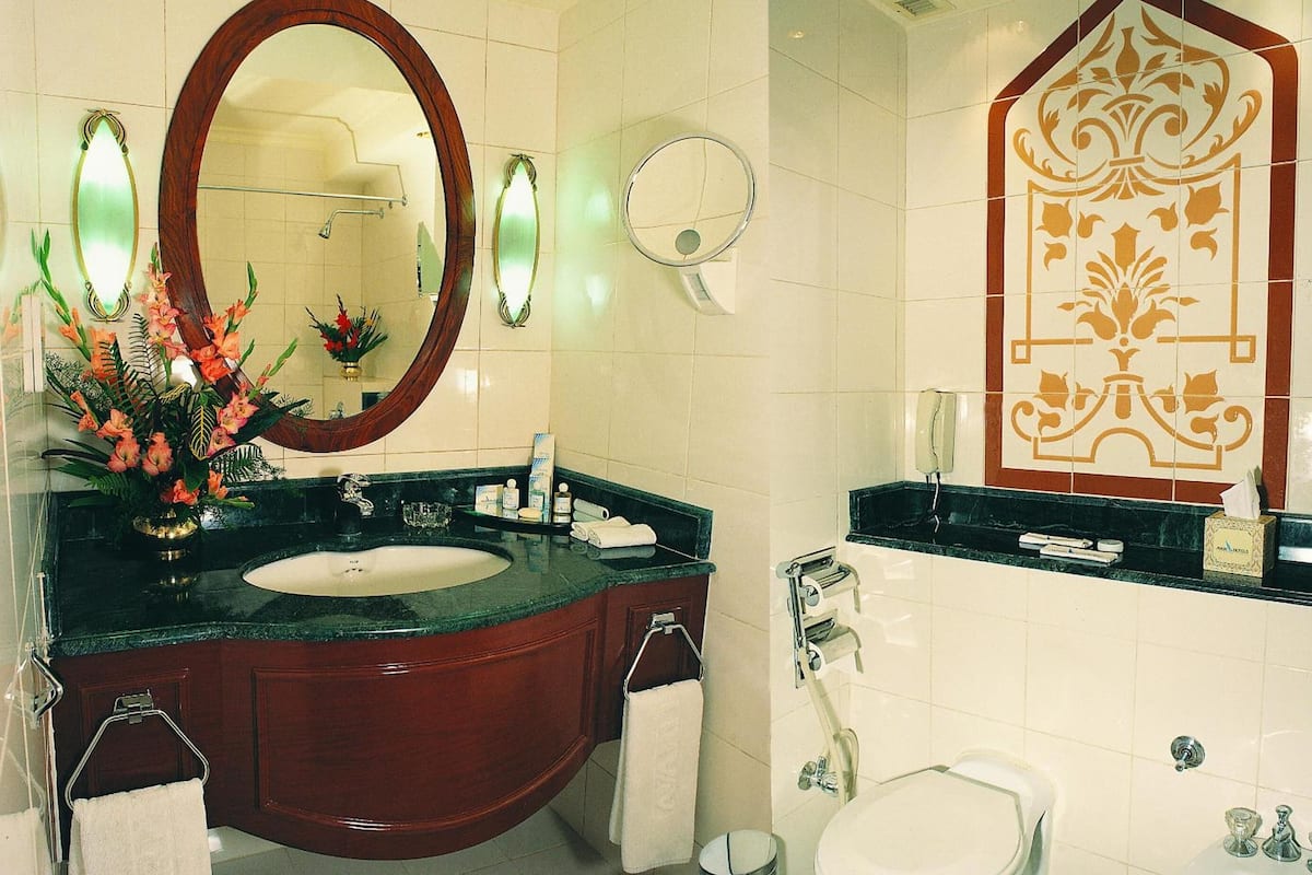 combined shower/bathtub, deep-soaking bathtub, free toiletries