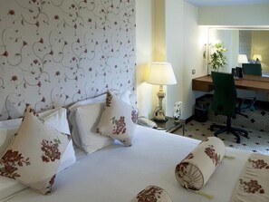 Minibar, caja fuerte, cortinas opacas y sistema de insonorización