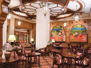 5 間餐廳；供應早餐、午餐、晚餐；本地及多國菜