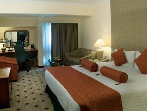 Minibar, in-room safe, blackout drapes, soundproofing - Avari Lahore (Lahore)