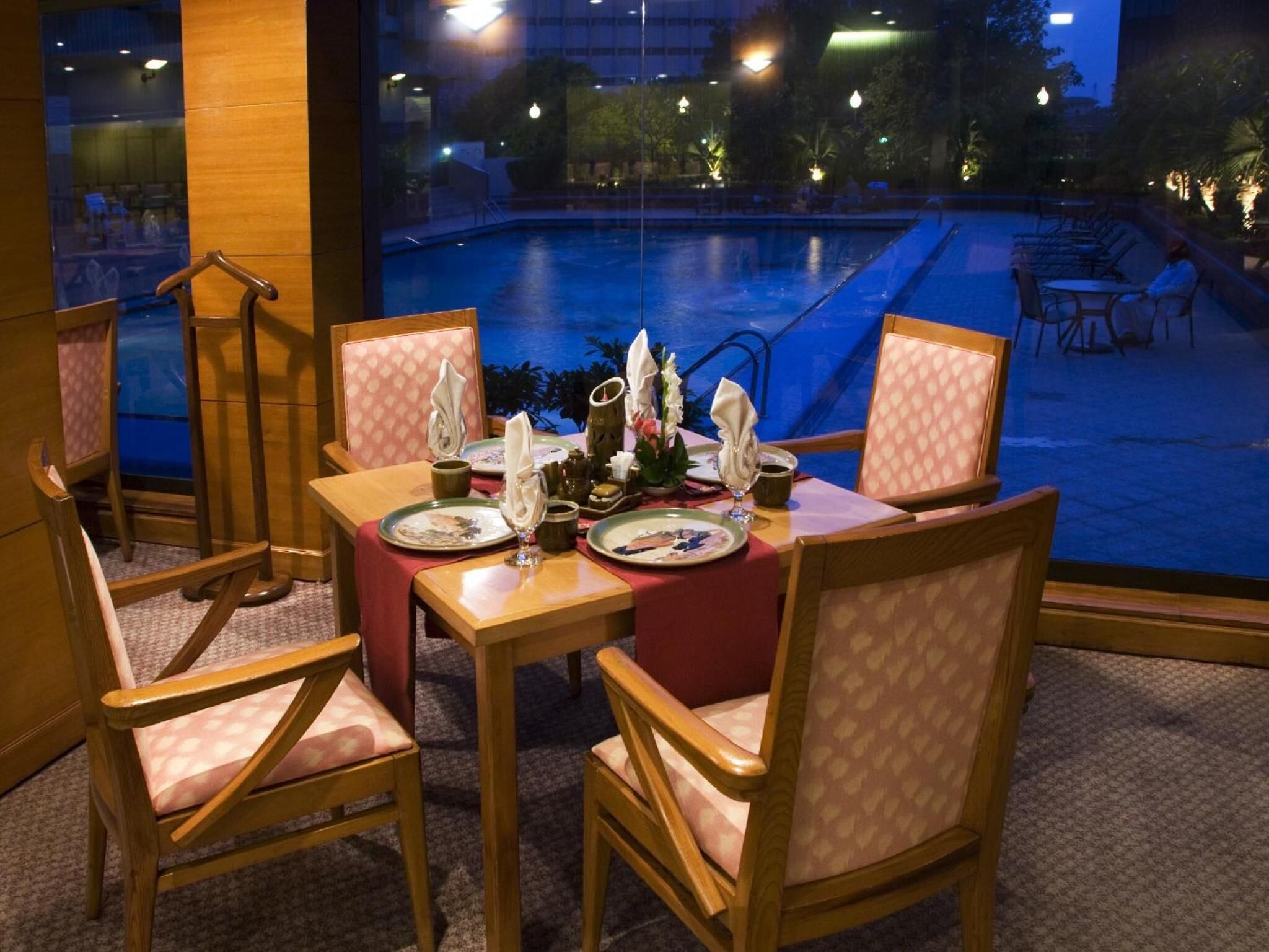 5 restaurants, breakfast, lunch served; local and international cuisine