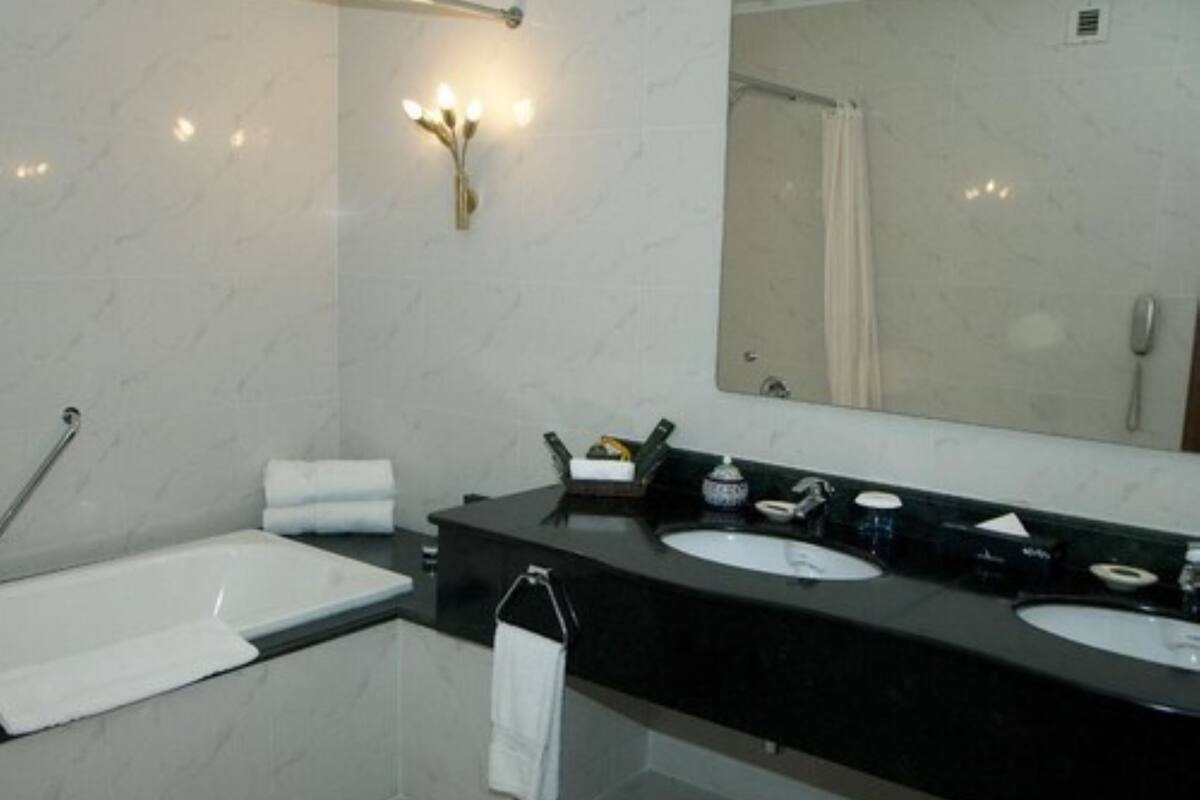 combined shower/bathtub, deep-soaking bathtub, free toiletries