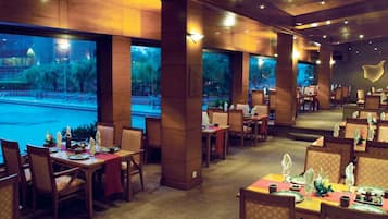 5 restaurantes; se sirven desayunos y cocina local e internacional