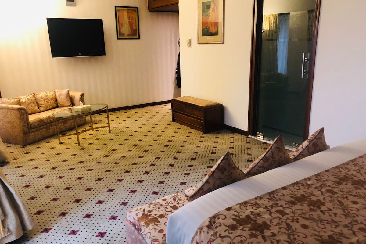 presidential suite | living area | flat-screen tv