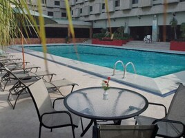 Una piscina al aire libre (de 06:00 a 21:00), sombrillas, tumbonas