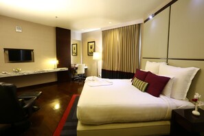 Business Room, 1 King Bed | 1 bedroom, premium bedding, in-room safe, iron/ironing board