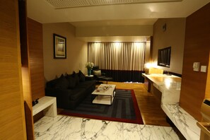 Executive-Suite, 1 Schlafzimmer, Nichtraucher, Badewanne | Wohnzimmer
