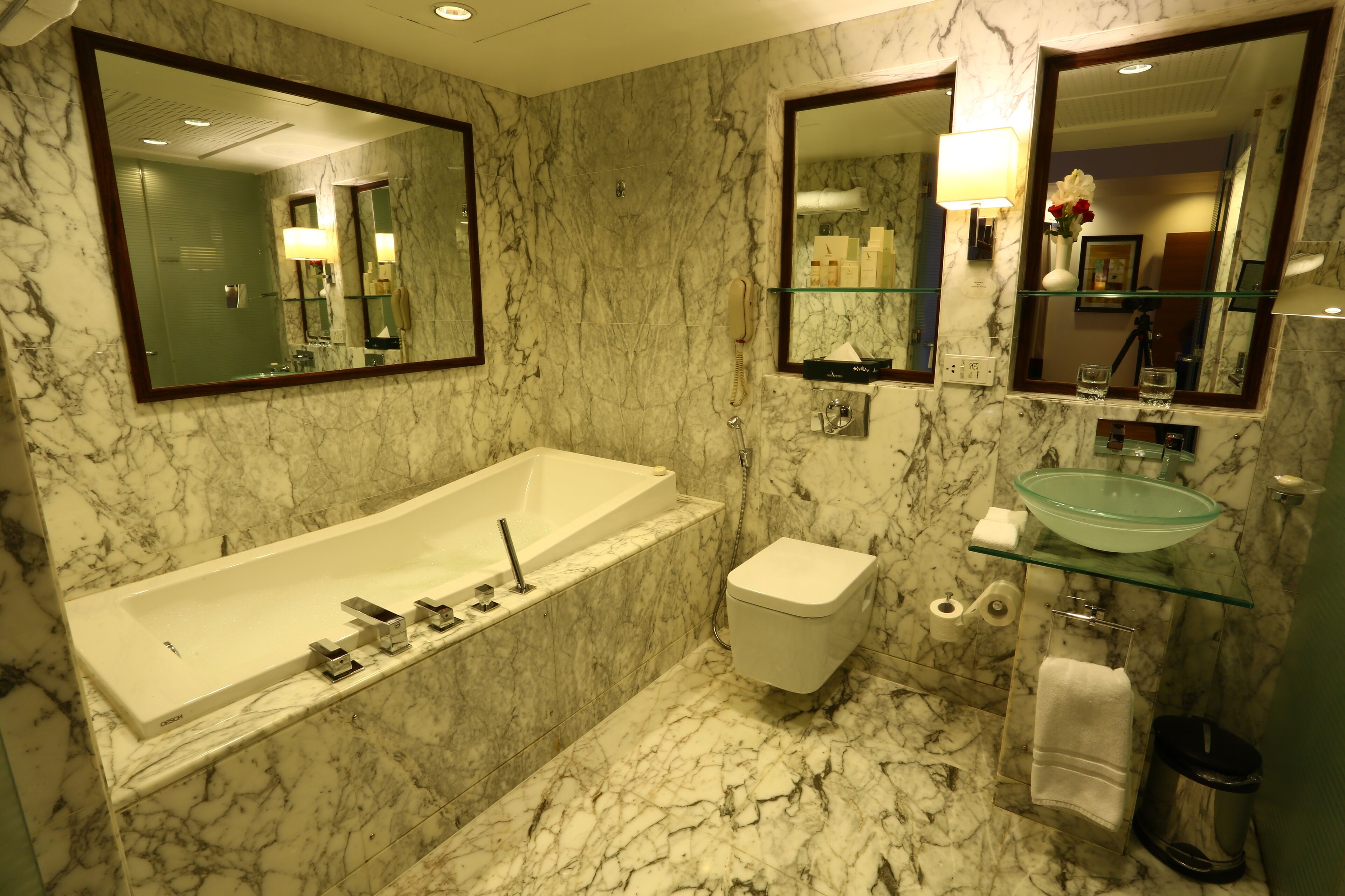 executive suite, 1 bedroom, non smoking, bathtub | bathroom | shower, bathrobes, slippers, towels