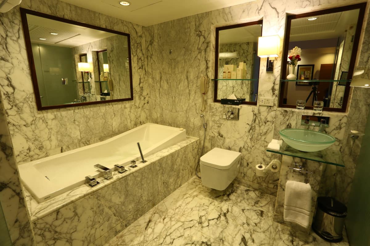 executive suite, 1 bedroom, non smoking, bathtub | bathroom | shower, bathrobes, slippers, towels