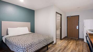 Escritorio, cortinas blackout y tabla de planchar con plancha