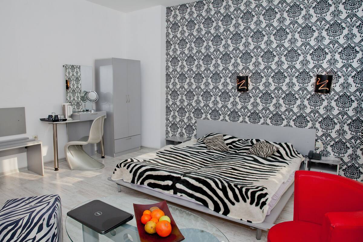 Deluxe Double Room | In-room safe, desk, WiFi (free)