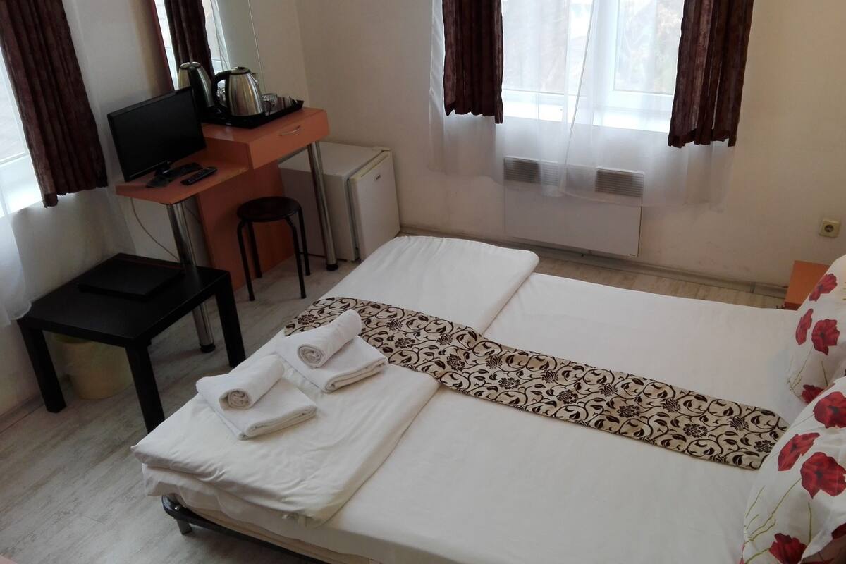 Standard Double Room | In-room safe, desk, WiFi (free)