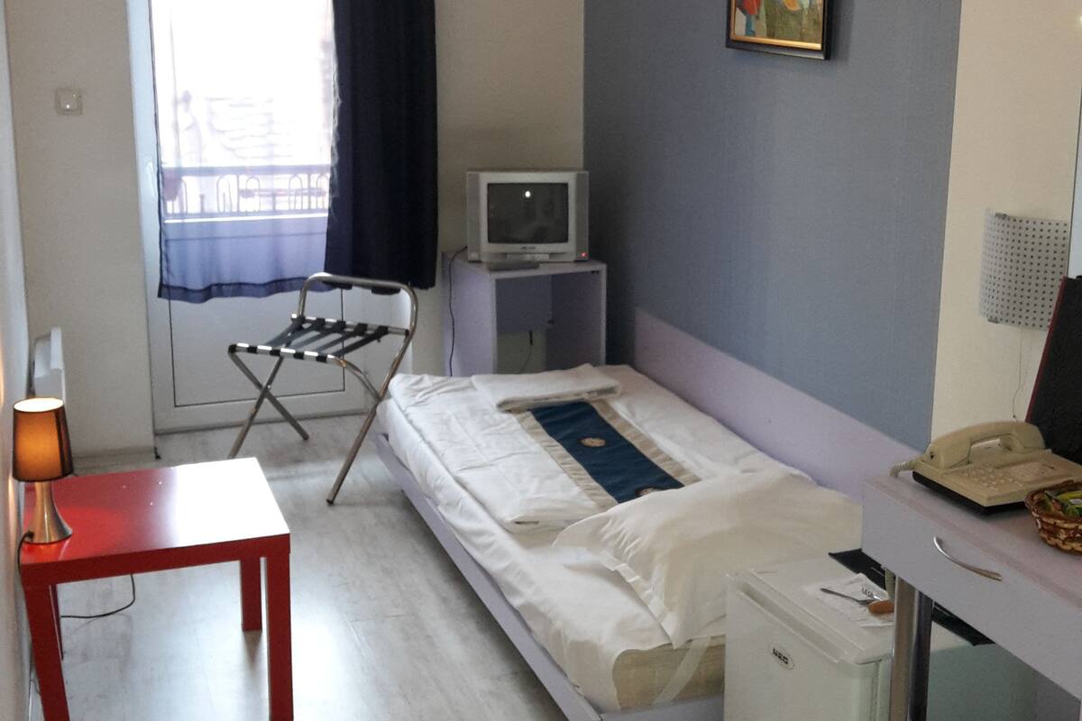 Standard Single Room | In-room safe, desk, WiFi (free)