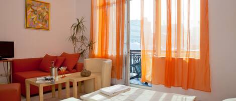 Deluxe Twin Room | In-room safe, desk, free WiFi