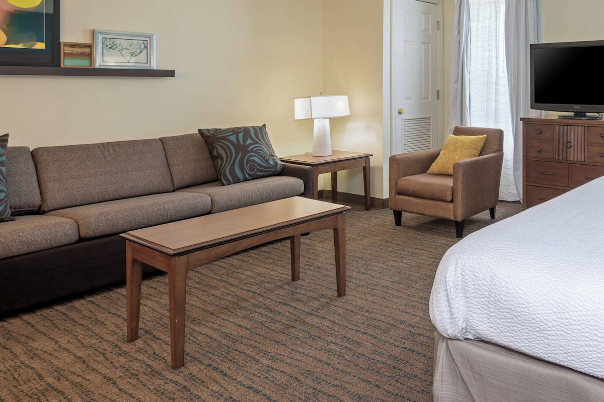 1 bedroom, desk, laptop workspace, blackout drapes