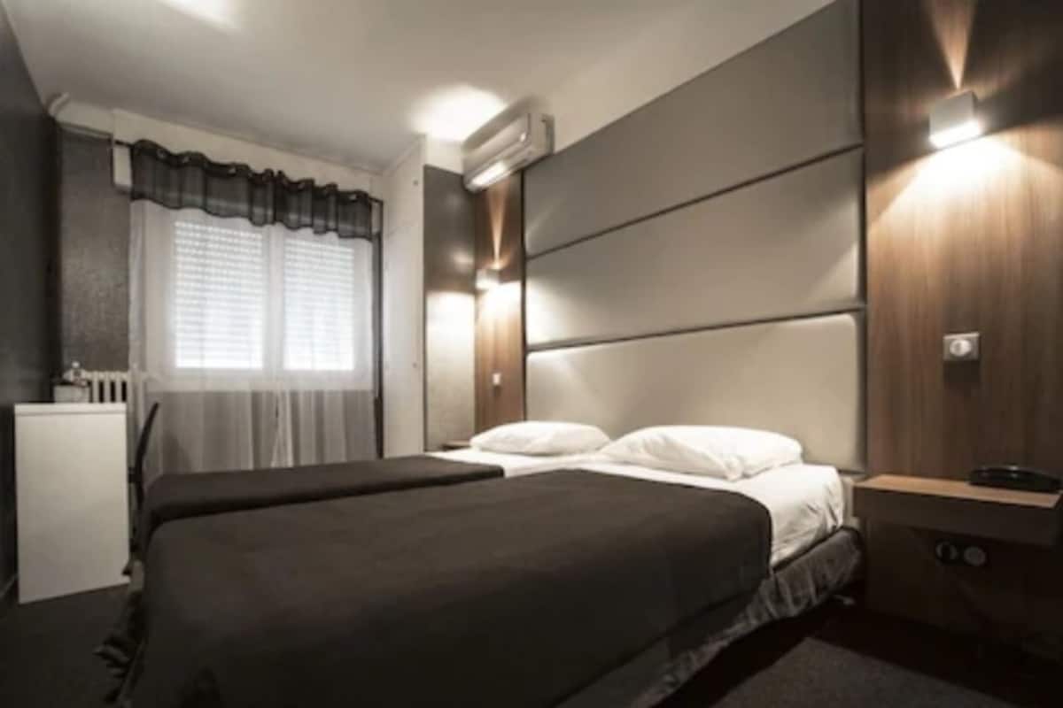 Comfort Twin kamer | Luxe beddengoed, een kluis op de kamer, een bureau, geluiddichte muren