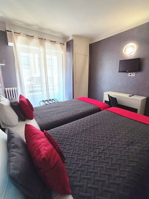 Ropa de cama de alta calidad y caja de seguridad en la habitación