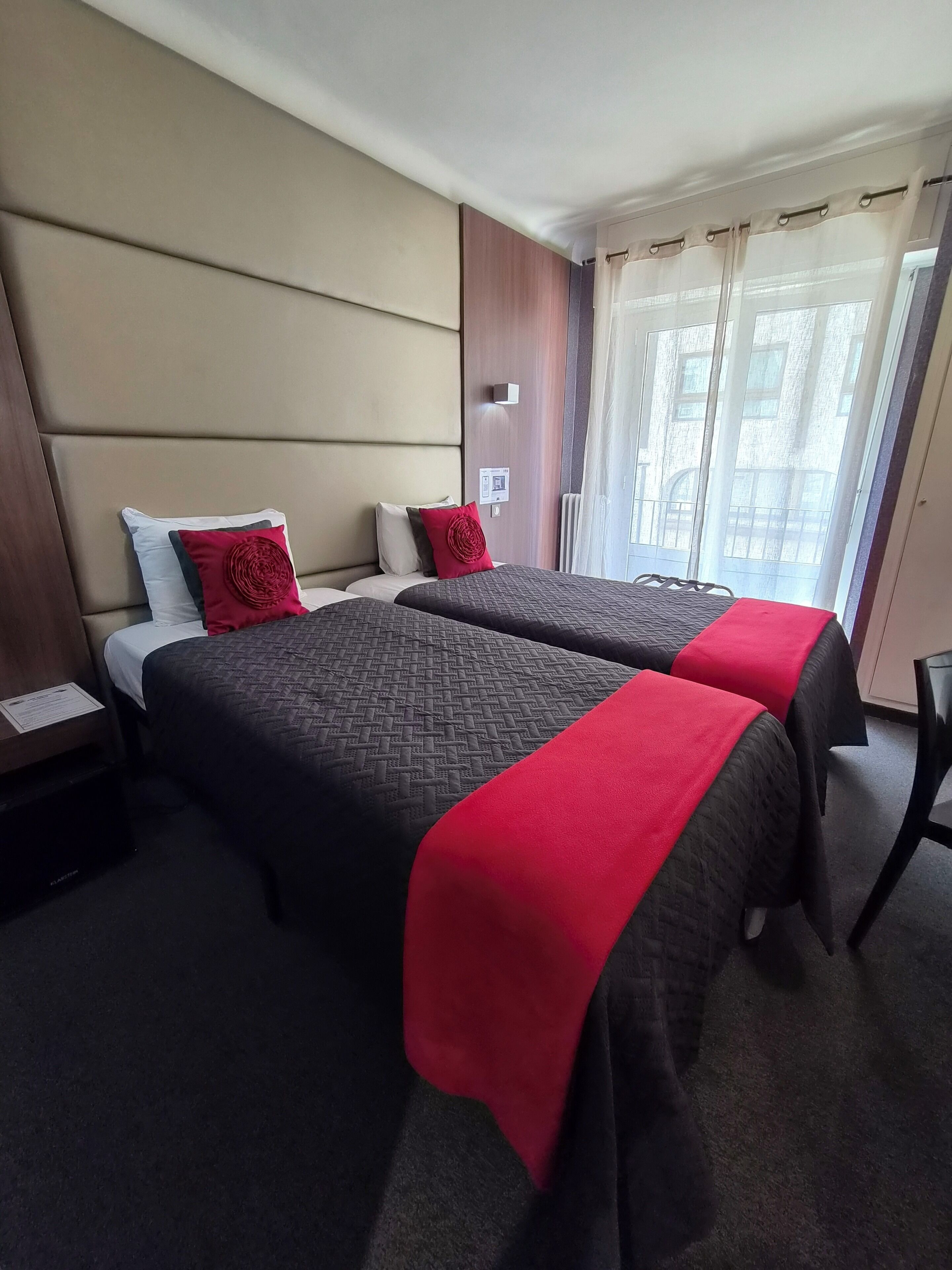Habitación Confort con 2 camas individuales | Ropa de cama de alta calidad, caja fuerte, escritorio
