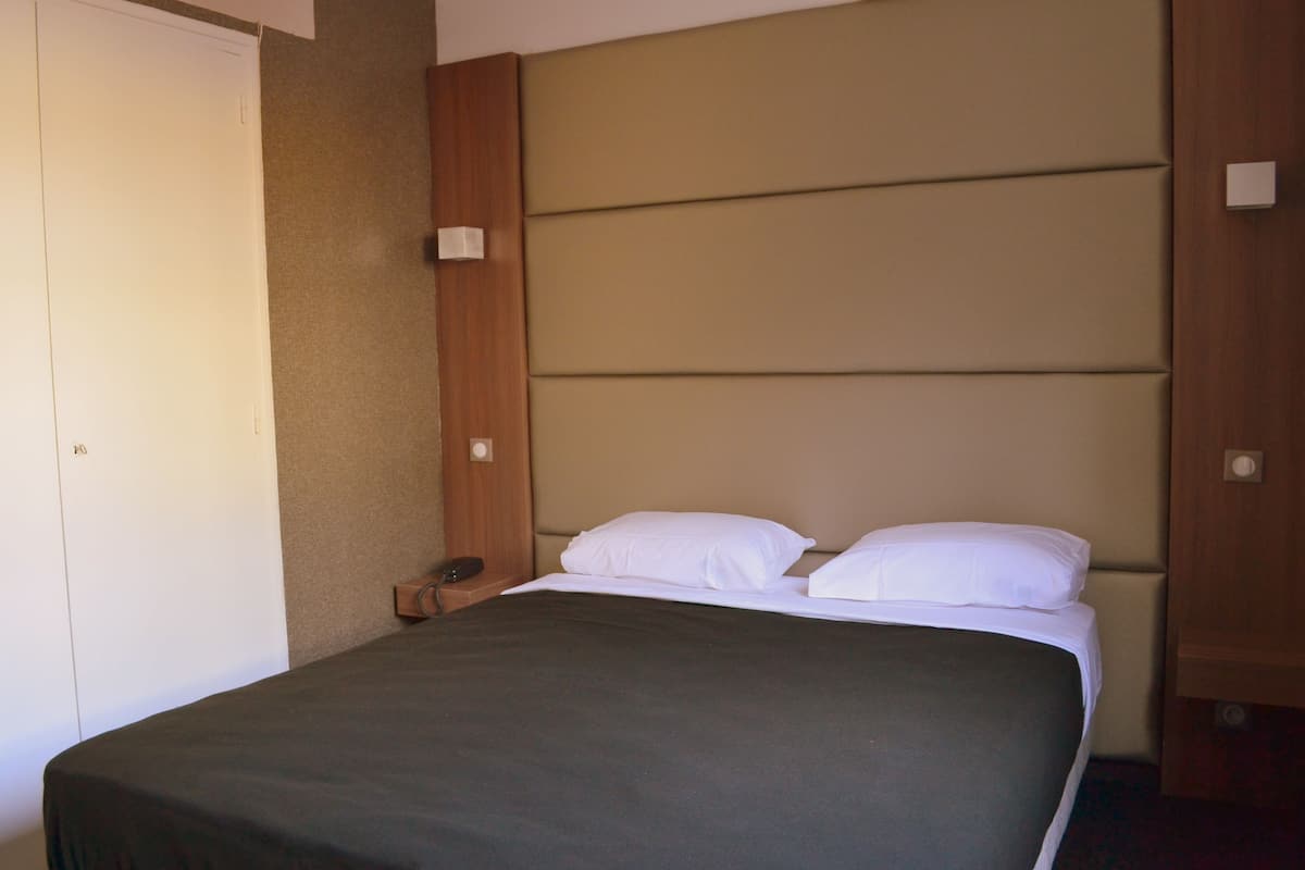 Luxe beddengoed, een kluis op de kamer, een bureau, geluiddichte muren