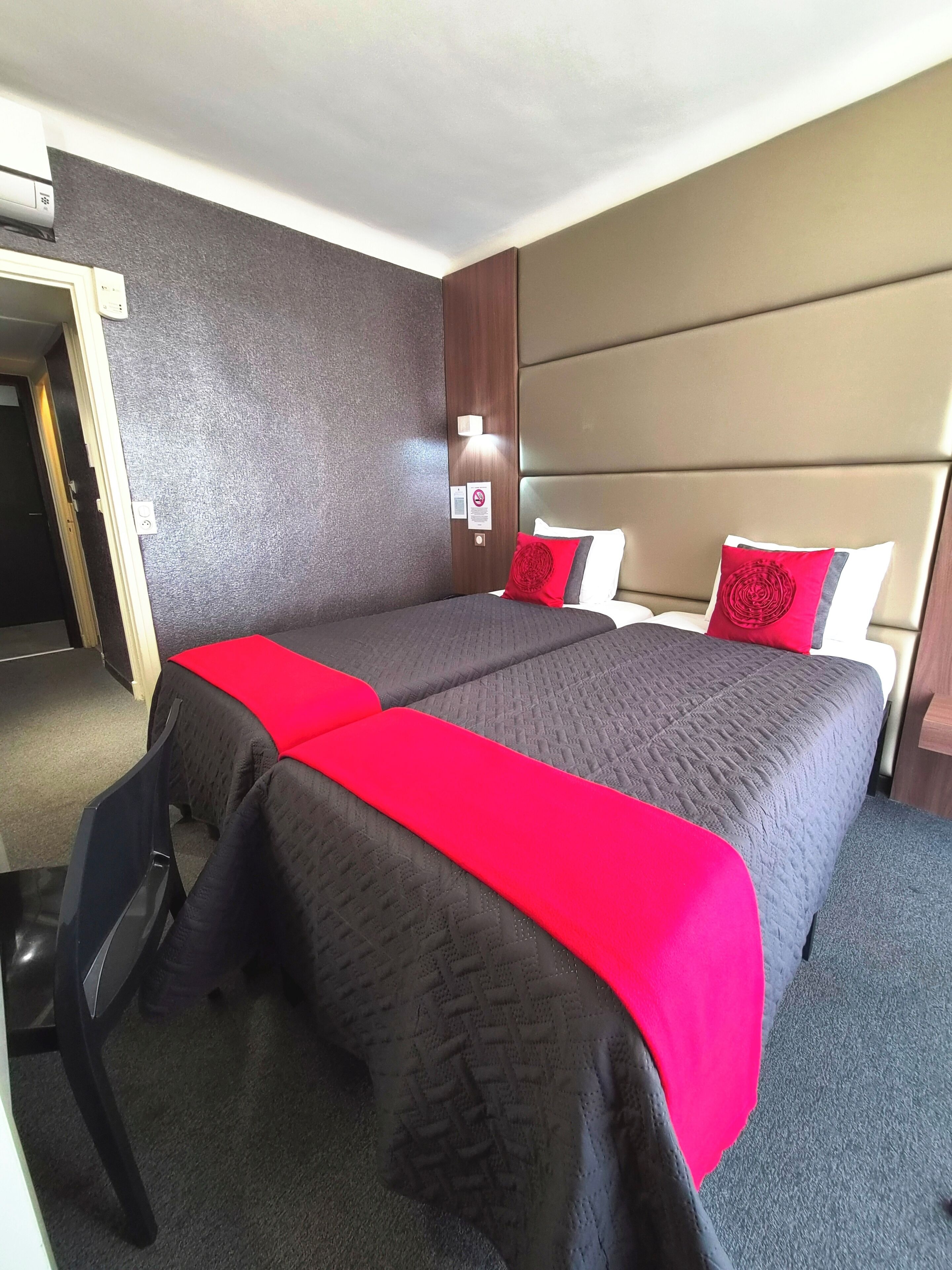 Chambre Confort avec lits jumeaux | Literie de qualité supérieure, coffres-forts dans les chambres, bureau