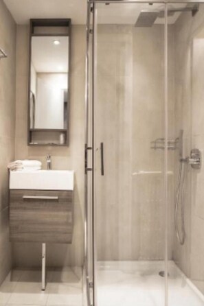 Vòi sen phun mưa, đồ dùng nhà tắm miễn phí, máy sấy tóc, khăn tắm 