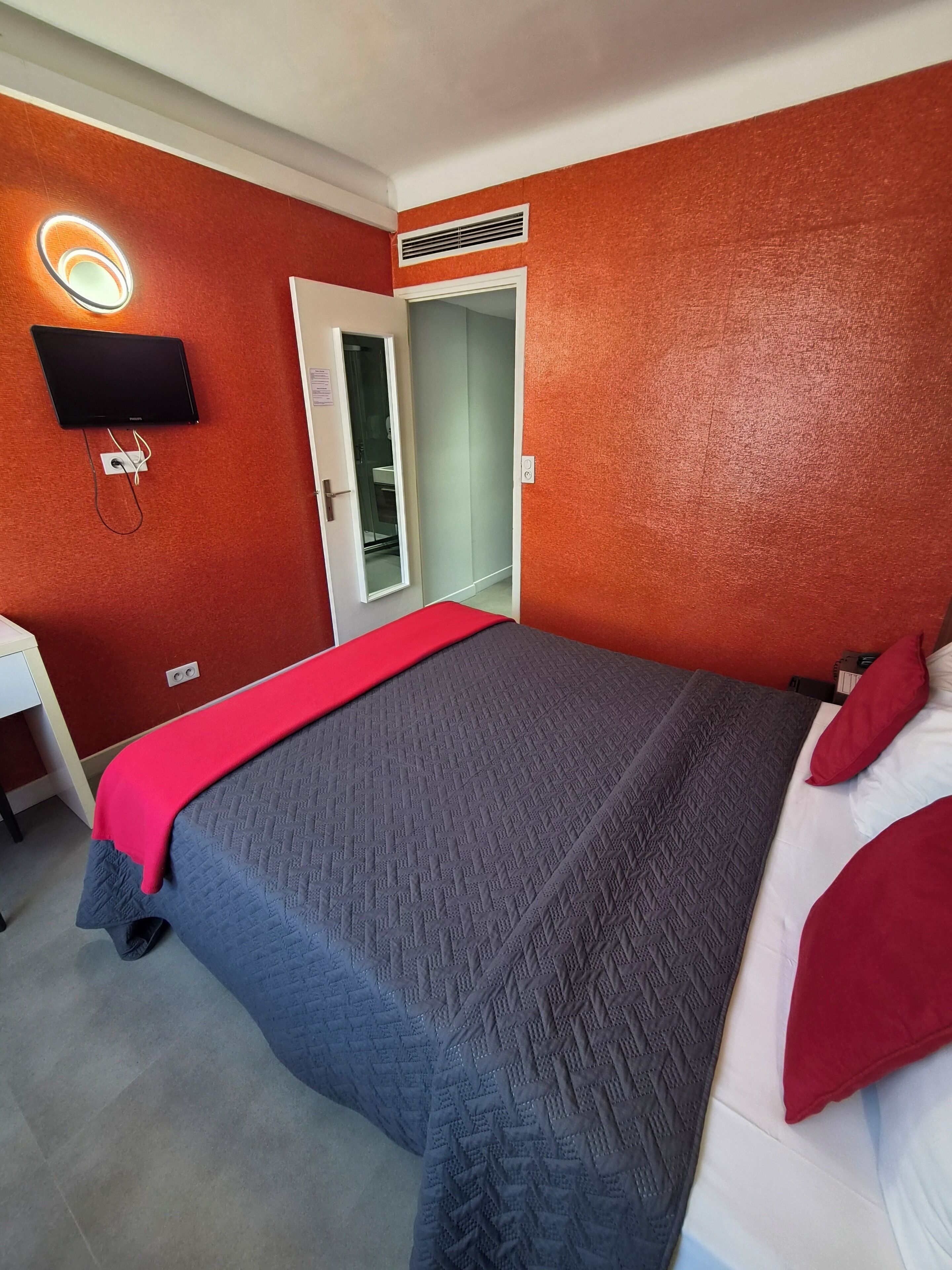 Habitación individual | Ropa de cama de alta calidad, caja fuerte, escritorio