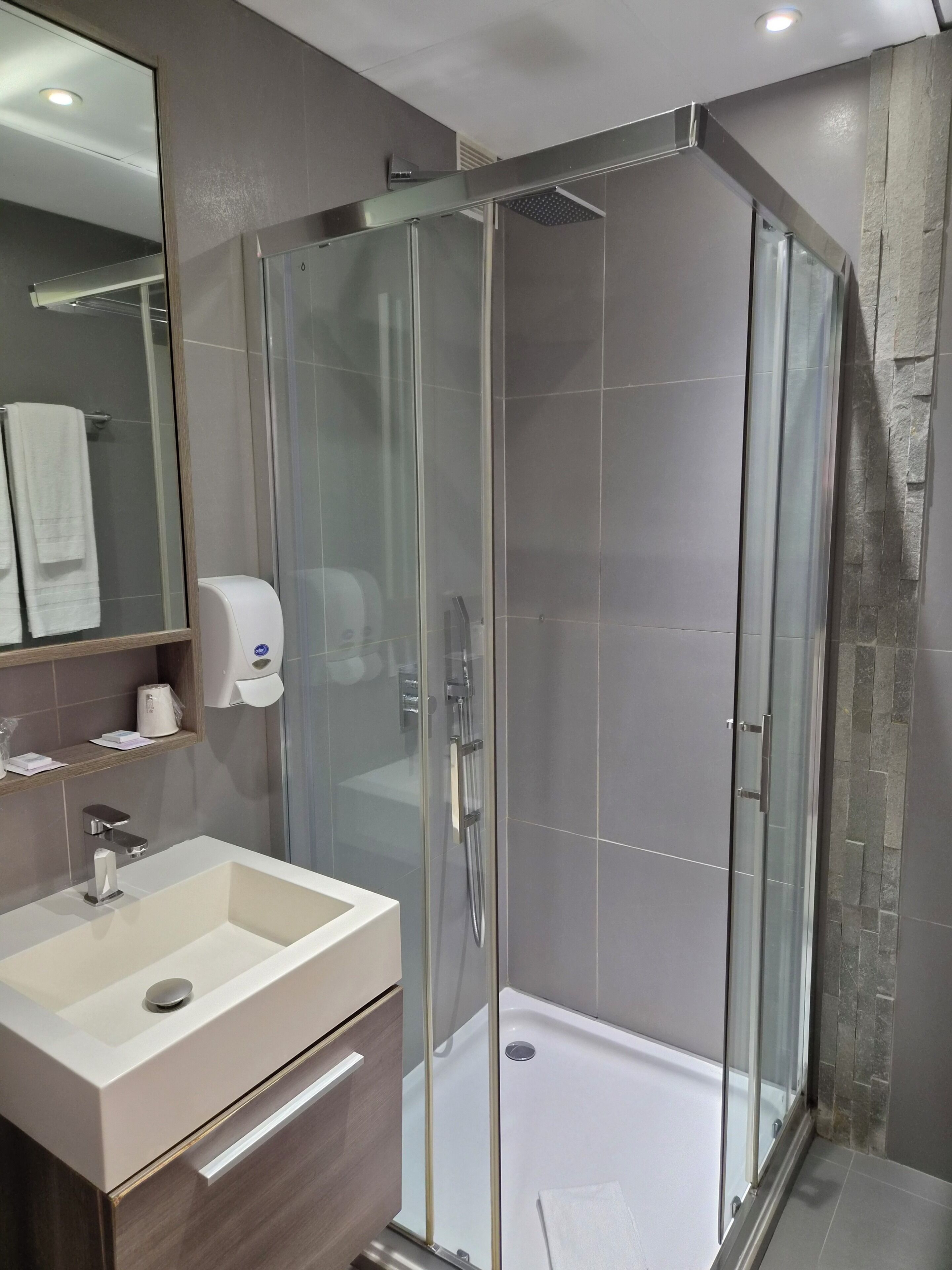 Douche à « effet pluie », articles de toilette gratuits, sèche-cheveux