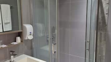 Een regendouche, gratis toiletartikelen, een haardroger, handdoeken
