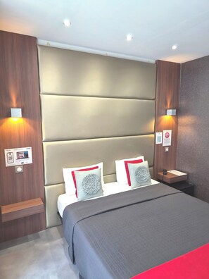 Comfort Double Room | Premium bedding, in-room safe, desk, soundproofing - Hotel Schtak (Cannes)