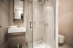 Roupas de cama premium, cofres nos quartos, escrivaninha