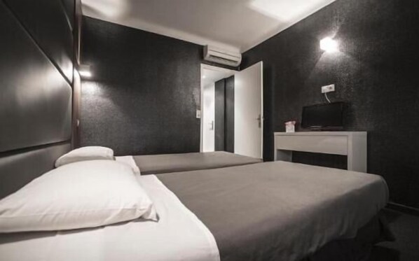 Ropa de cama de alta calidad y caja de seguridad en la habitación 