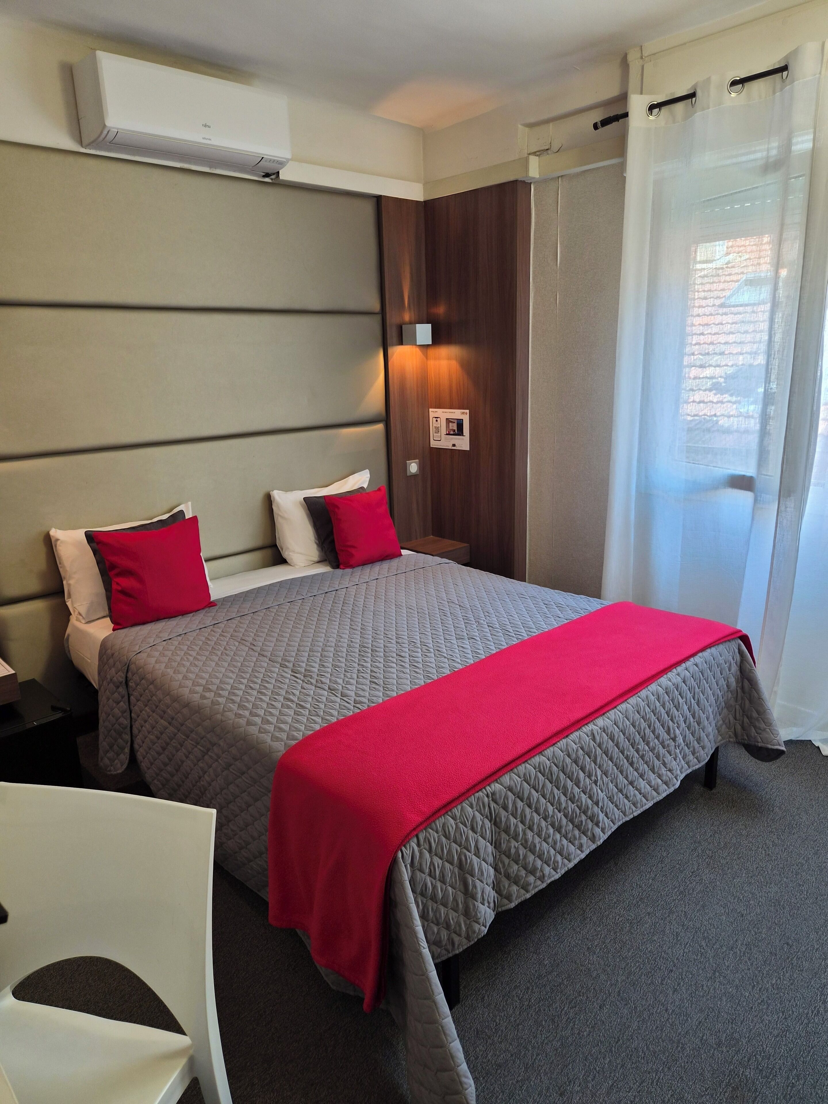 Habitación Confort doble | Ropa de cama de alta calidad, caja fuerte, escritorio