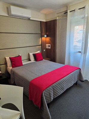 Comfort Double Room | Premium bedding, in-room safe, desk, soundproofing - Hotel Schtak (Cannes)
