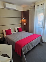 Comfort tweepersoonskamer | Luxe beddengoed, een kluis op de kamer, een bureau, geluiddichte muren