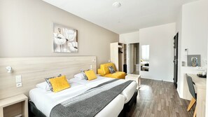 Tomannsrom – deluxe | Sengetøy av topp kvalitet, minibar, safe på rommet og skrivebord