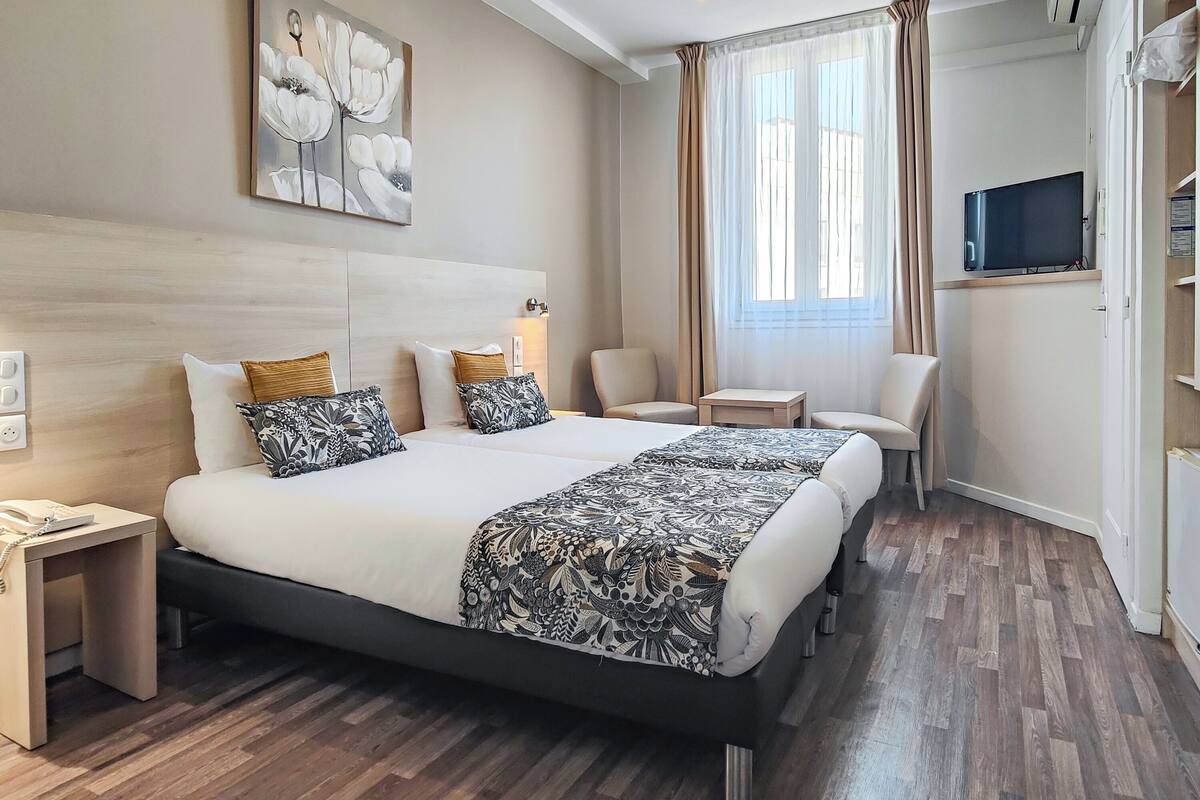 Double Room, 2 Single Beds
