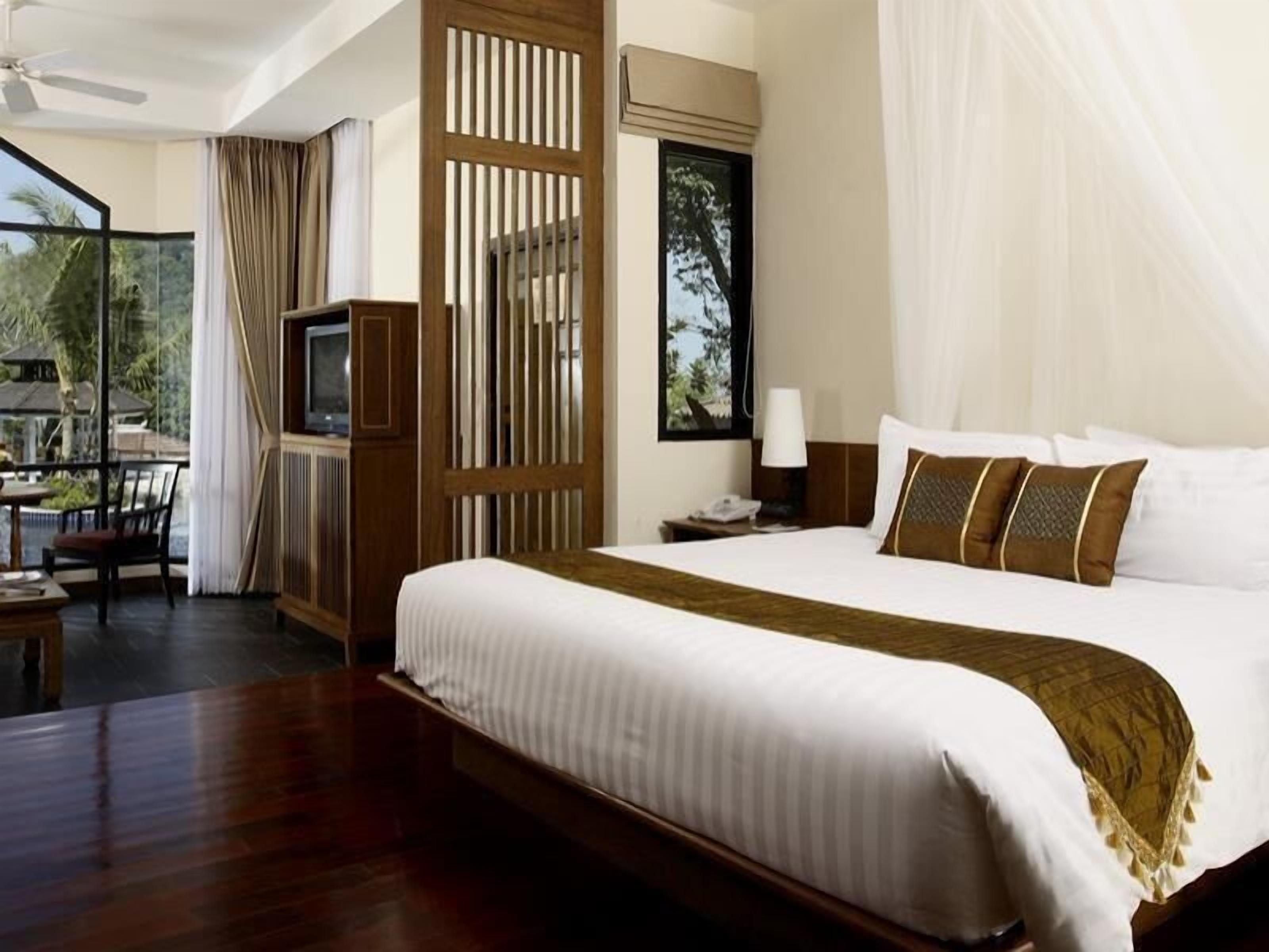 Premium bedding, pillowtop beds, minibar, in-room safe