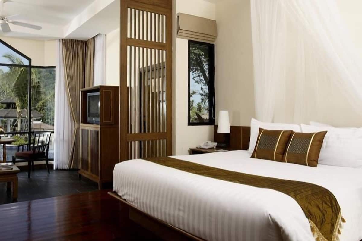 Premium bedding, pillowtop beds, minibar, in-room safe